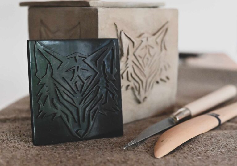 Stempel ceramiczny z logo pracowni ceramicznej i narzedziami